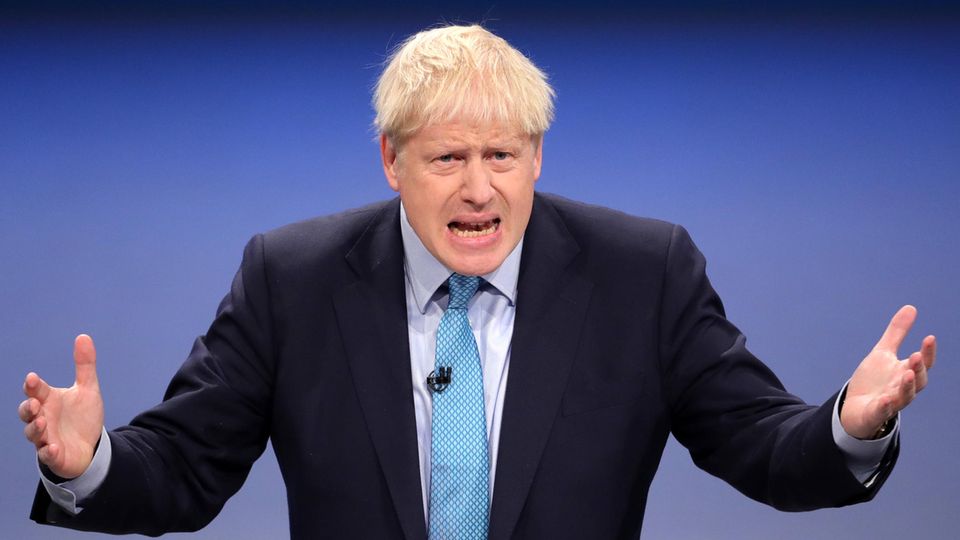 Boris Johnson gestikuliert