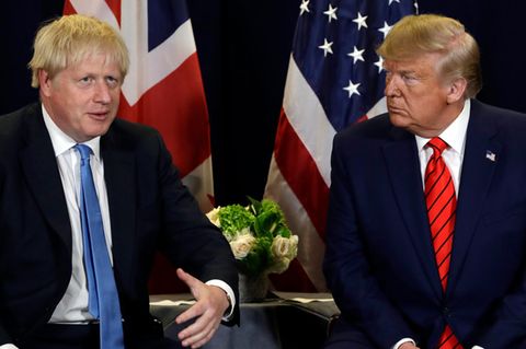 Boris Johnson und Donald Trump im Gespräch vor den Flaggen ihrer Länder