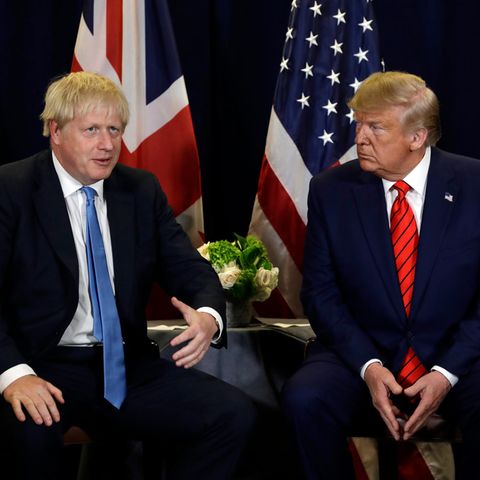 Boris Johnson und Donald Trump im Gespräch vor den Flaggen ihrer Länder