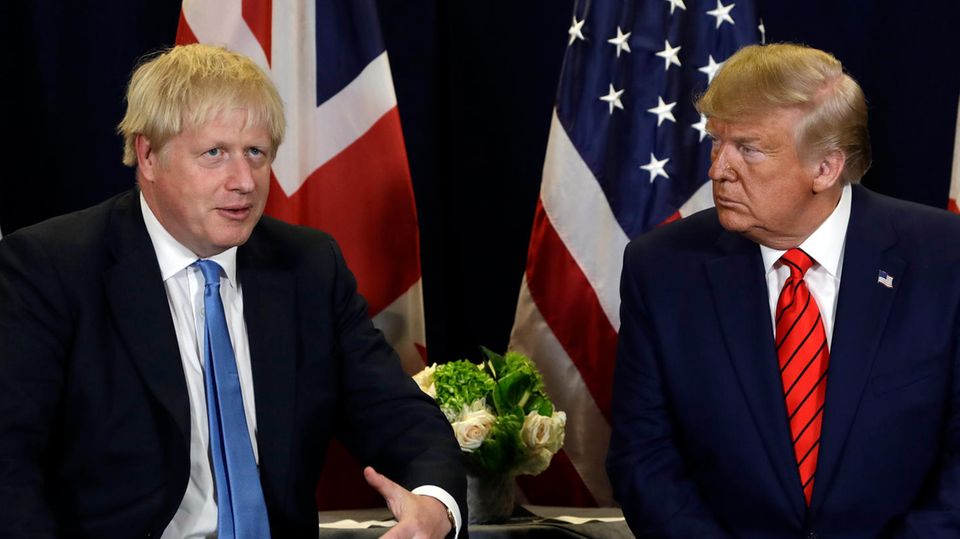 Boris Johnson und Donald Trump im Gespräch vor den Flaggen ihrer Länder
