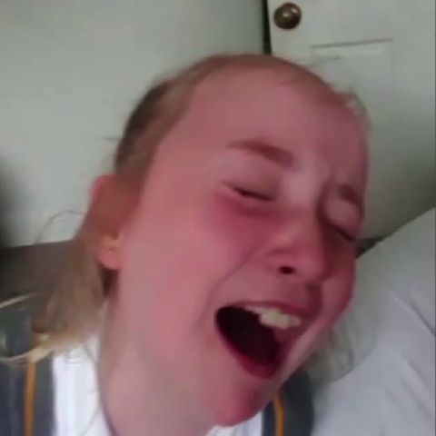 Links steht ein Mädchen freudestrahlend in einer Tür, rechts weint es mit rotem Gesicht in den Armen ihres Vaters