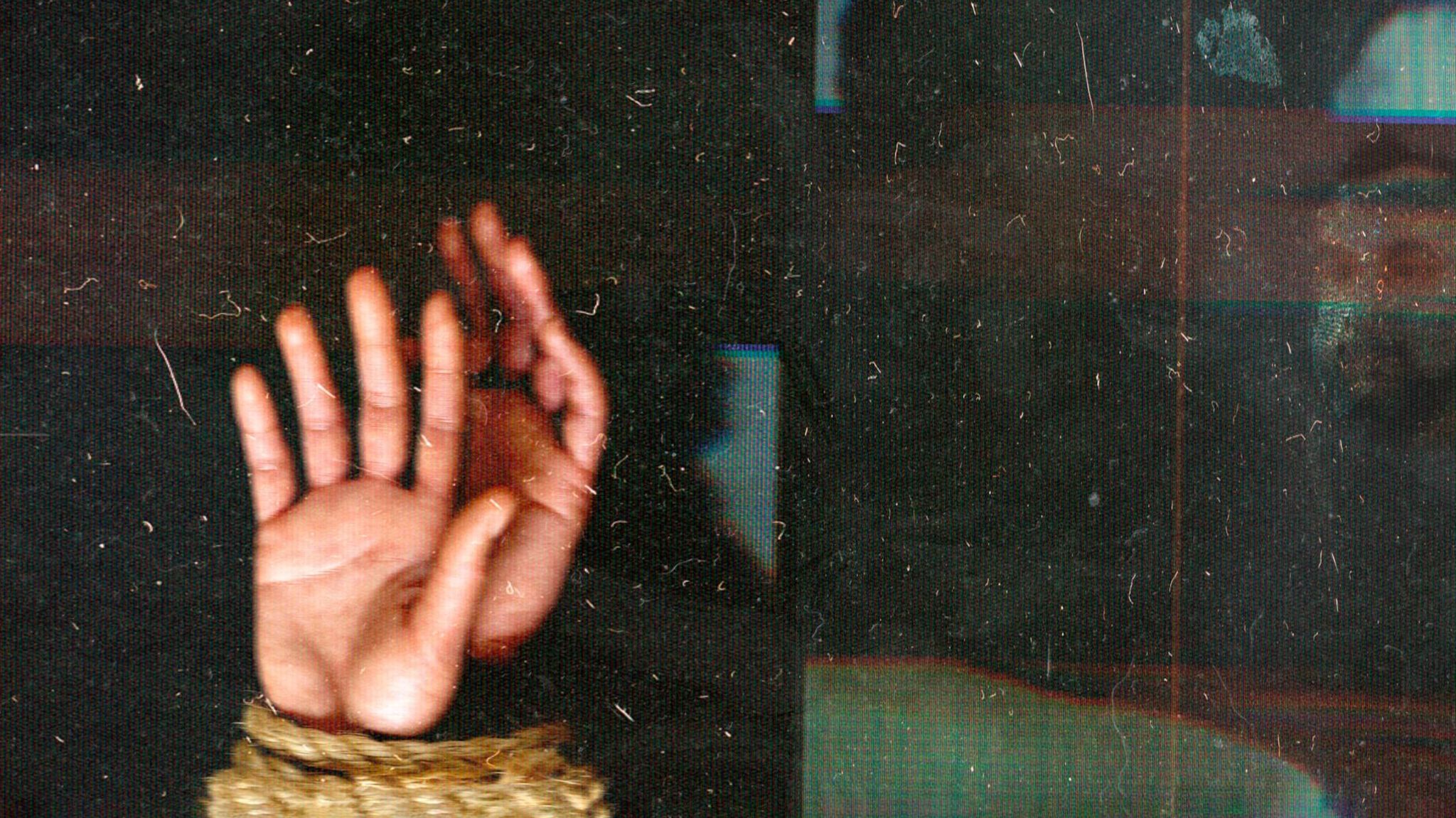 Mit einem Seil gefesselte Hände