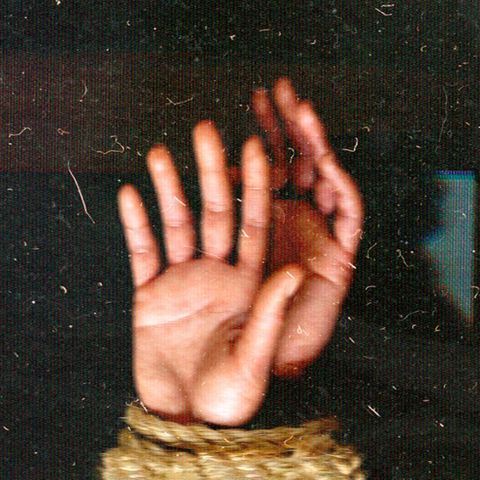 Mit einem Seil gefesselte Hände