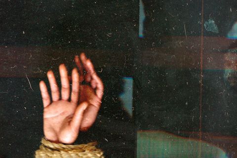 Mit einem Seil gefesselte Hände