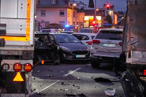 Der Lkw hatte bei dem Aufprall mehrere Autos ineinander geschoben