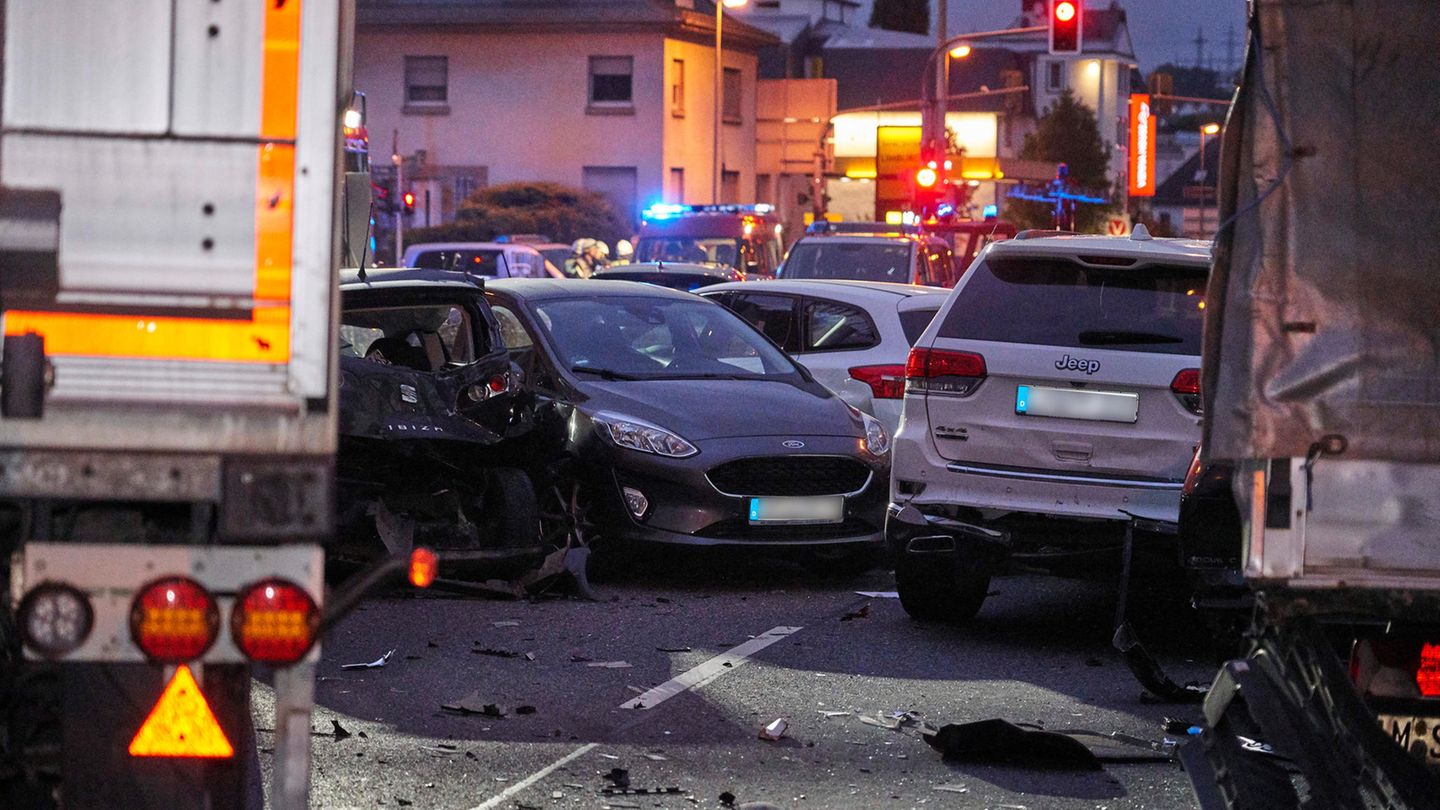 Der Lkw hatte bei dem Aufprall mehrere Autos ineinander geschoben