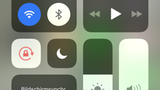 1. Schritt: Im Kontrollzentrum deines iPhones findest du in dem linken Kästchen oben das Icon für mobile Daten (grün hinterlegt). Da musst du etwas länger drauf drücken, bis du zum nächsten Schritt gelangst.