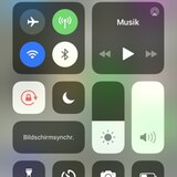 1. Schritt: Im Kontrollzentrum deines iPhones findest du in dem linken Kästchen oben das Icon für mobile Daten (grün hinterlegt). Da musst du etwas länger drauf drücken, bis du zum nächsten Schritt gelangst.