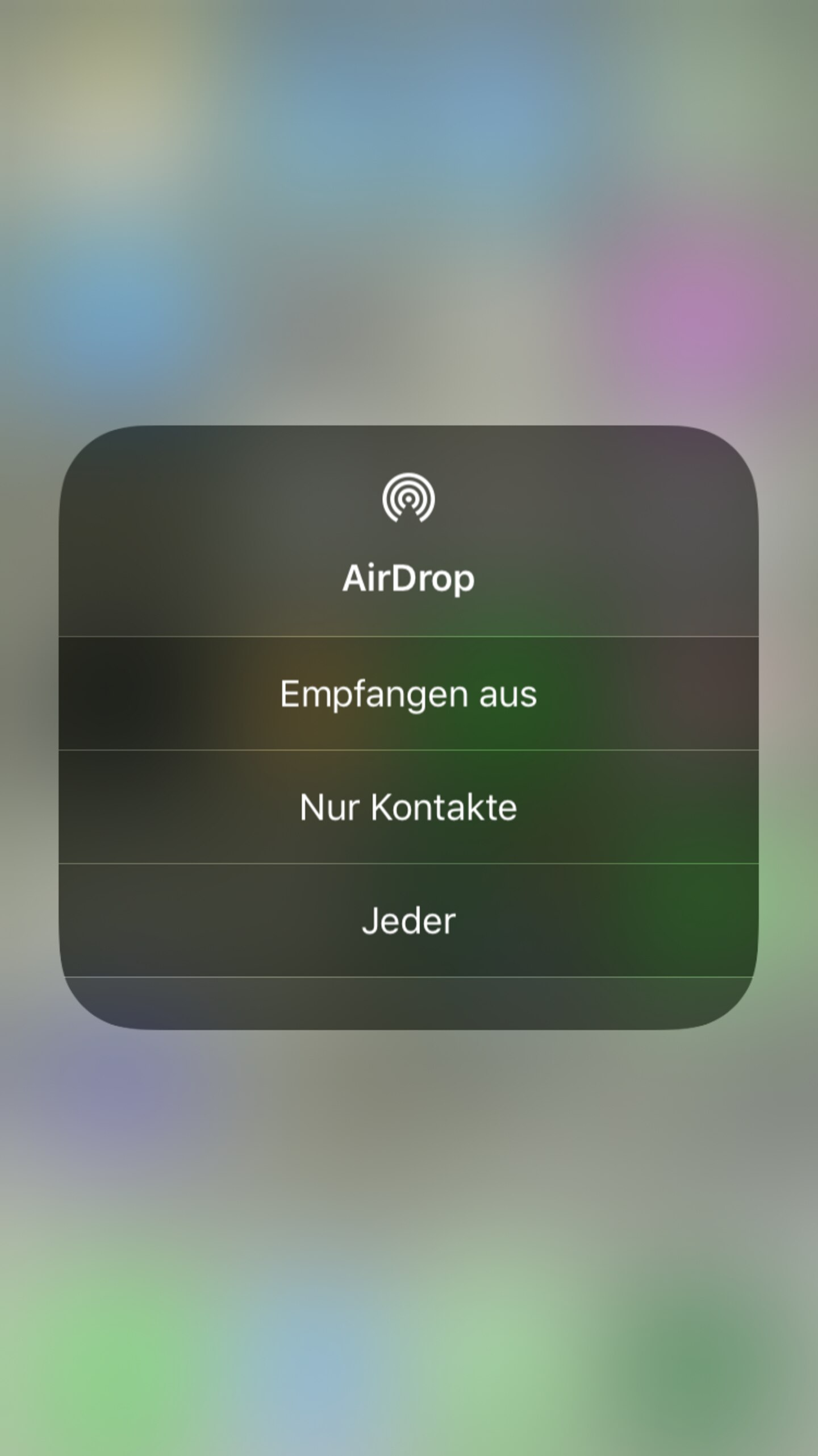 3. Schritt: Hier kannst du nun bestimmen, ob du dein AirDrop ganz deaktivierst, nur für Kontakte sichtbar bist oder doch jedem in deiner unmittelbaren Umgebung angezeigt wirst. 