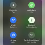 2. Schritt: Wenn du länger auf das Icon für mobile Daten gedrückt hast, kommst du zu diesem Feld. Jetzt musst du das AirDrop-Icon links unten länger gedrückt halten. 