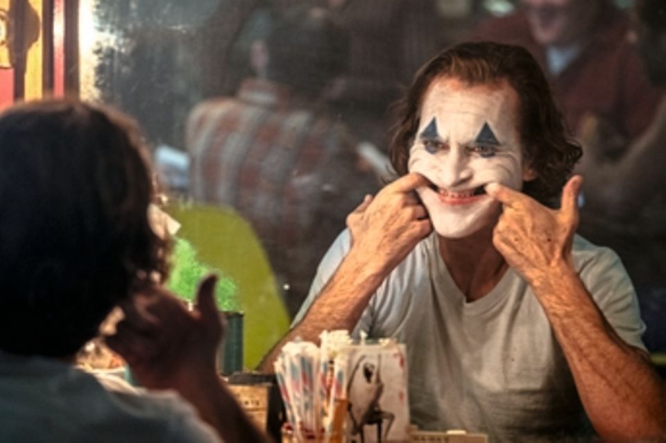 Verfilmung des Comics: Ja, es ist möglich: eine Comicverfilmung für Erwachsene. Verkleidet als Charakterstudie, kommt "Joker" den Abgründen seiner Titelfigur so nah, dass es wehtut. Das liegt an den grandiosen Schauspielleistungen von Joaquin Phoenix und Robert De Niro, aber auch an einem Drehbuch, das eindrucksvoll den Zeitgeist spiegelt. Ein Kinoereignis, erschütternd und relevant. Ja, es ist möglich: eine Comicverfilmung für Erwachsene. Verkleidet als Charakterstudie, kommt "Joker" den Abgründen seiner Titelfigur so nah, dass es wehtut. Das liegt an den grandiosen Schauspielleistungen von Joaquin Phoenix und Robert De Niro, aber auch an einem Drehbuch, das eindrucksvoll den Zeitgeist spiegelt. Ein Kinoereignis, erschütternd und relevant.