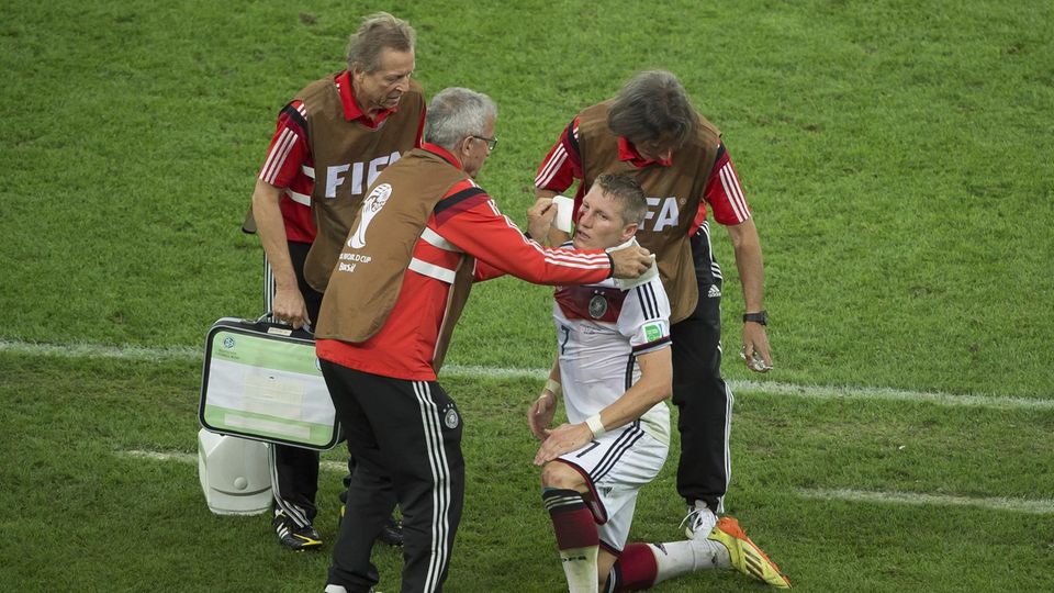 Karriere-Ende: Fünf Momente mit Bastian Schweinsteiger, die wir nicht vergessen werden Karriere-Ende: Fünf Momente mit Bastian Schweinsteiger, die wir nicht vergessen werden