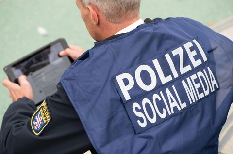 Ein "Social-Media-Polizist" mit einem Tablet