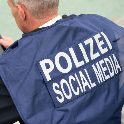 Ein "Social-Media-Polizist" mit einem Tablet