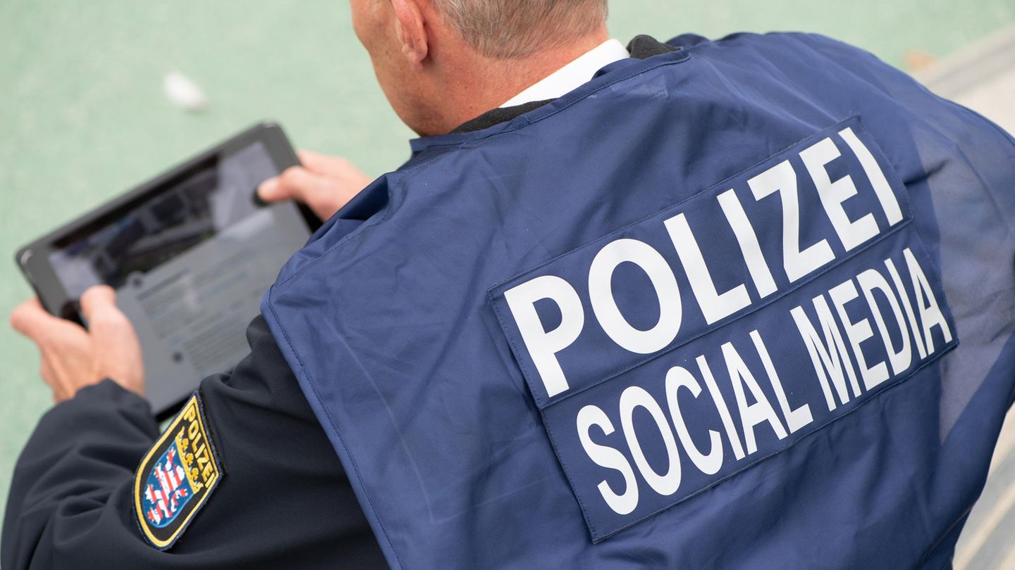 Ein "Social-Media-Polizist" mit einem Tablet