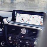 Das große Display thront im Lexus RX 450h in der Mitte des Cockpits