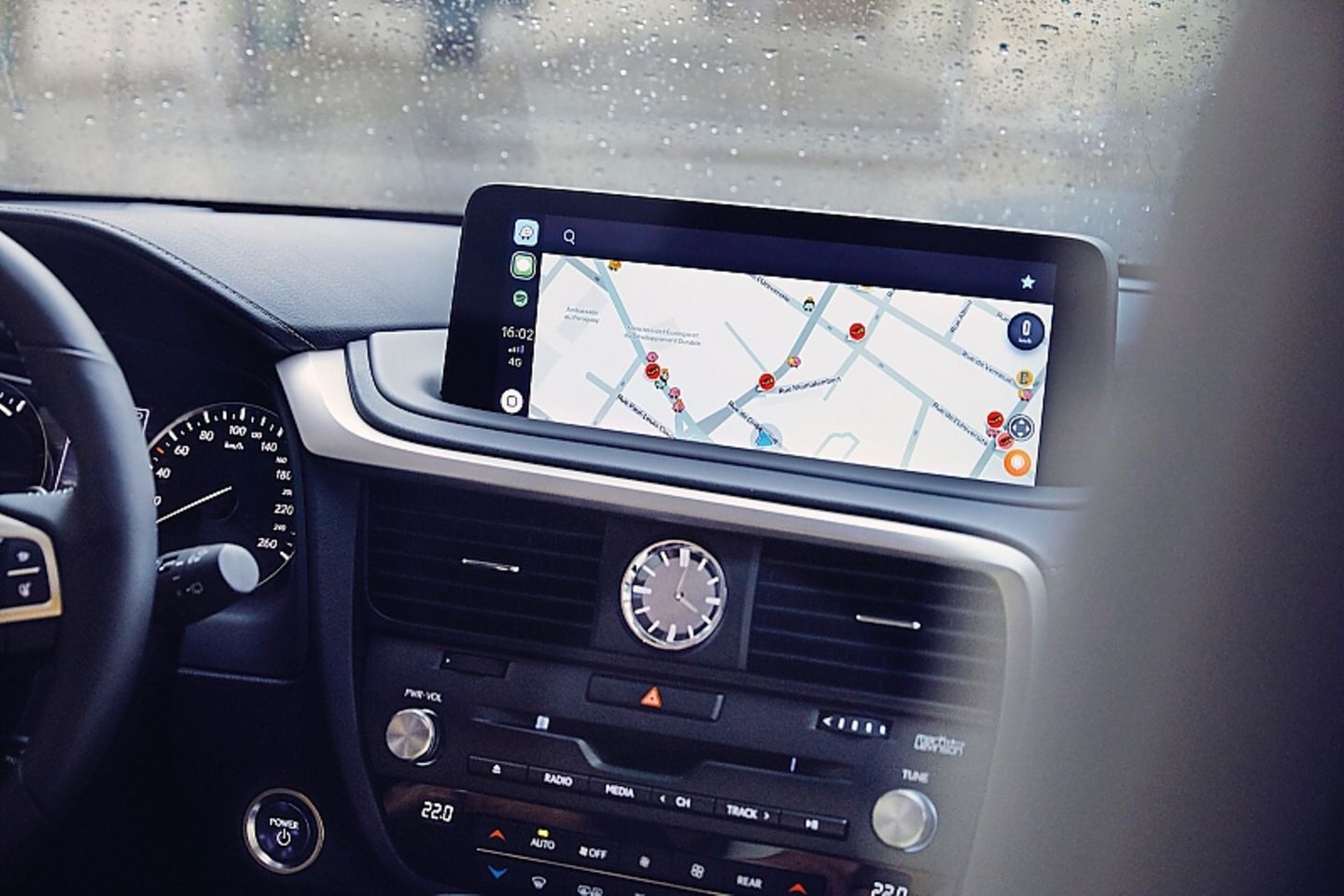 Das große Display thront im Lexus RX 450h in der Mitte des Cockpits