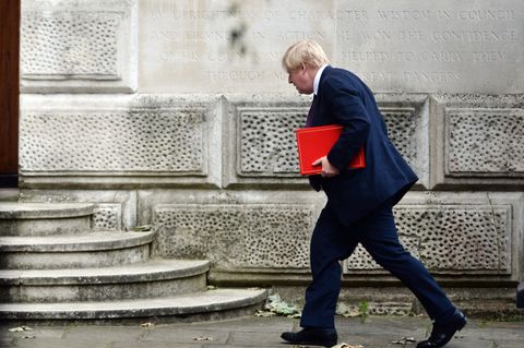 Boris Johnson mit einer roten Mappe unterm Arm