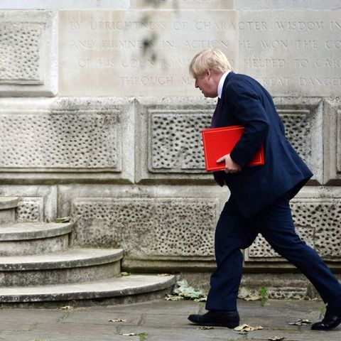 Boris Johnson mit einer roten Mappe unterm Arm