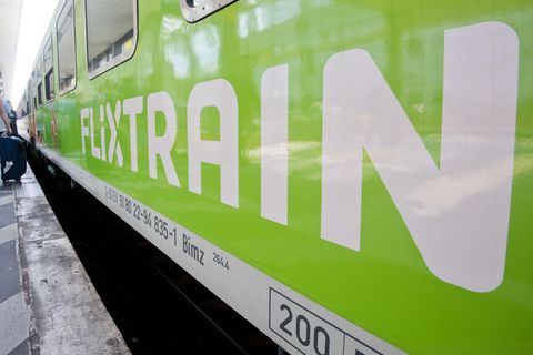Flixtrain steht am Bahnsteig