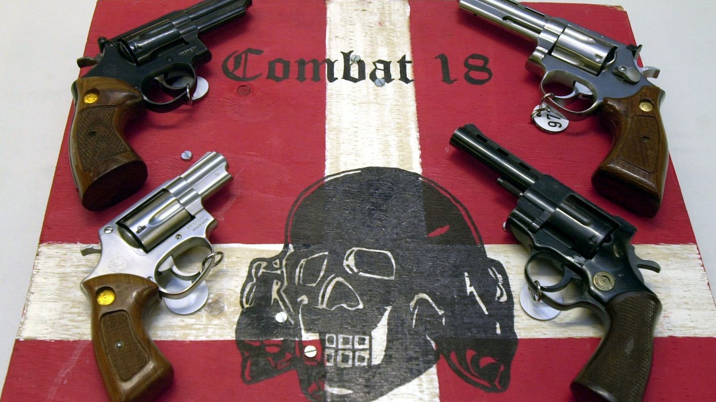 Sichergestellte Waffen und ein Schild der kriminellen Neonazi-Gruppe "Combat 18" (Archiv)