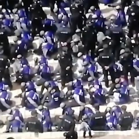 Sorge um Uiguren in China: Geleaktes Drohnenvideo zeigt Hunderte gefesselte Menschen, die aus Zug geführt werden