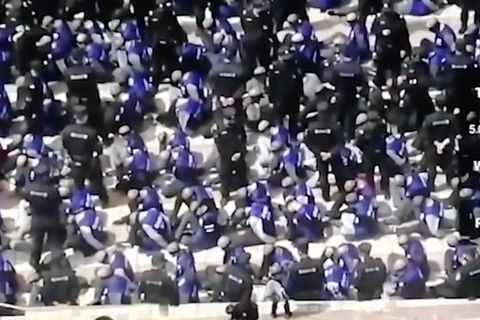 Sorge um Uiguren in China: Geleaktes Drohnenvideo zeigt Hunderte gefesselte Menschen, die aus Zug geführt werden