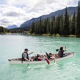 Kanufahrer in den Rocky Mountains