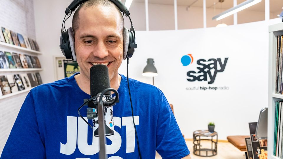 Freddy Staudacher dort, wo er sich am wohlsten fühlt: Am Mikrofon bei "SaySay"