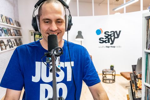Freddy Staudacher dort, wo er sich am wohlsten fühlt: Am Mikrofon bei "SaySay"
