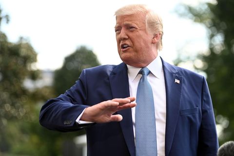 Donald Trump macht eine abweisende Geste