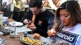 West Hollywood, USA. Als Nachtisch eine Bong? Oder vielleicht zum Burger mit Pommes einen Joint? Im Lowell Cafe ist das seit dem Wochenende möglich. Es ist das erste Cannabis-Restaurant der USA und bietet seinen Gästen neben klassischem amerikanischen Essen auch eine "Reihe von hochwertigen" Cannabis-Produkten an.