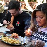 West Hollywood, USA. Als Nachtisch eine Bong? Oder vielleicht zum Burger mit Pommes einen Joint? Im Lowell Cafe ist das seit dem Wochenende möglich. Es ist das erste Cannabis-Restaurant der USA und bietet seinen Gästen neben klassischem amerikanischen Essen auch eine "Reihe von hochwertigen" Cannabis-Produkten an.