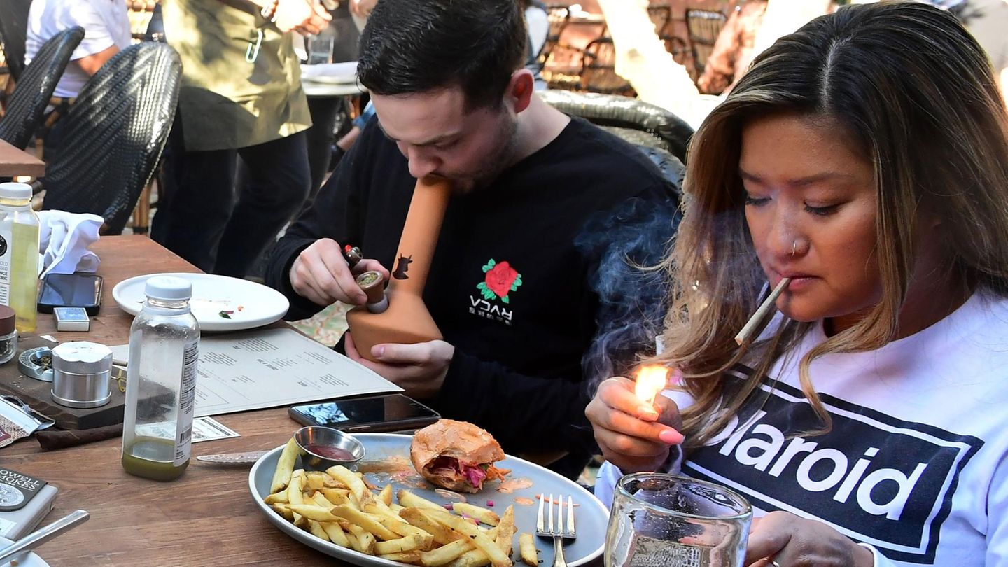 2. Oktober: Einmal Pommes mit Hanf, bitte! West Hollywood, USA. Als Nachtisch eine Bong? Oder vielleicht zum Burger mit Pommes einen Joint? Im Lowell Cafe ist das seit dem Wochenende möglich. Es ist das erste Cannabis-Restaurant der USA und bietet seinen Gästen neben klassischem amerikanischen Essen auch eine "Reihe von hochwertigen" Cannabis-Produkten an.