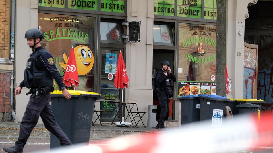 Polizisten vor dem Dönerladen, bei dem die Schüsse gefallen sein sollen Polizisten vor dem Dönerladen, bei dem die Schüsse gefallen sein sollen