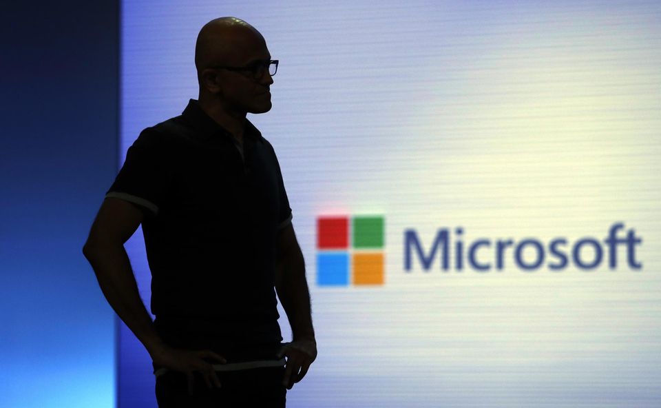 Microsoft-Chef Satya Nadella Microsoft-Chef Satya Nadella wartet bei der Microsoft Build auf das Ende eine Videoclips