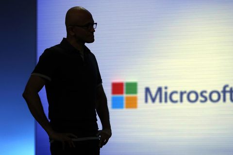 Microsoft-Chef Satya Nadella wartet bei der Microsoft Build auf das Ende eine Videoclips