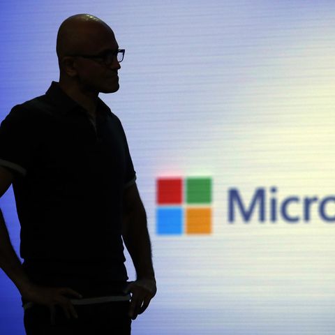 Microsoft-Chef Satya Nadella wartet bei der Microsoft Build auf das Ende eine Videoclips