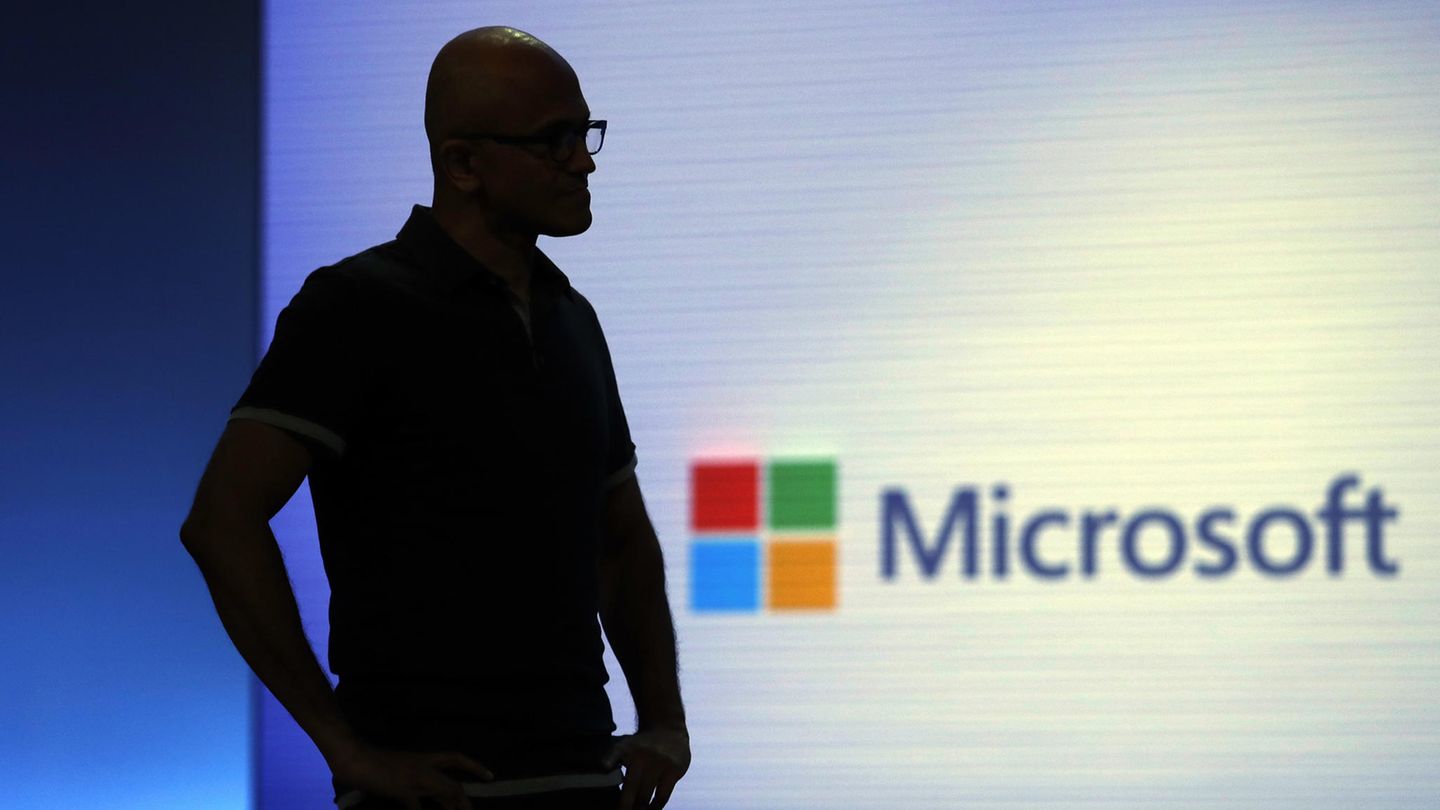 Microsoft-Chef Satya Nadella wartet bei der Microsoft Build auf das Ende eine Videoclips