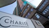 Mediziner/Gesundheitswissenschaftler  In der Gunst der Mediziner thront die Berliner Charité über allen. Außerdem auf dem Treppchen: das Robert-Koch-Institut und der Pharmariese Bayer. In den Top-Ten landen außerdem die Uni-Kliniken in München, Heidelberg, Hamburg, Köln und Düsseldorf sowie die Helios-Kliniken und das Deutsche Krebsforschungszentrum.