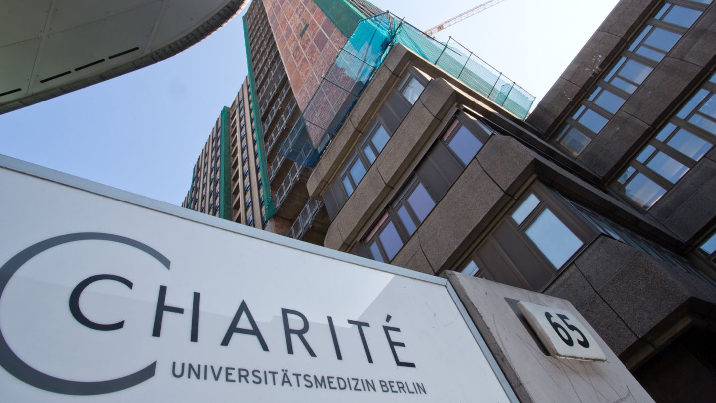 Mediziner/Gesundheitswissenschaftler  In der Gunst der Mediziner thront die Berliner Charité über allen. Außerdem auf dem Treppchen: das Robert-Koch-Institut und der Pharmariese Bayer. In den Top-Ten landen außerdem die Uni-Kliniken in München, Heidelberg, Hamburg, Köln und Düsseldorf sowie die Helios-Kliniken und das Deutsche Krebsforschungszentrum.