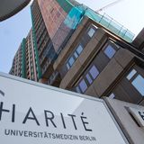 Mediziner/Gesundheitswissenschaftler  In der Gunst der Mediziner thront die Berliner Charité über allen. Außerdem auf dem Treppchen: das Robert-Koch-Institut und der Pharmariese Bayer. In den Top-Ten landen außerdem die Uni-Kliniken in München, Heidelberg, Hamburg, Köln und Düsseldorf sowie die Helios-Kliniken und das Deutsche Krebsforschungszentrum.