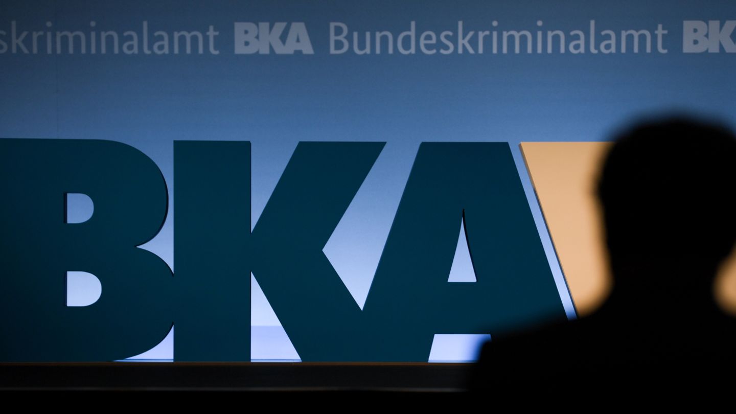 Juristen/Rechtswissenschaftler  Das Ranking der Juristen ist eine Mischung aus Behörden und Unternehmen. Die Nummer eins ist das Bundeskriminalamt. Auch das Auswärtige Amt, die Vereinten Nationen, die Bundespolizei und der Bundesnachrichtendienst sind beliebt. Eine Konzernkarriere streben Juristen am ehesten bei Daimler, Porsche, BMW, Audi und Lufthansa an.