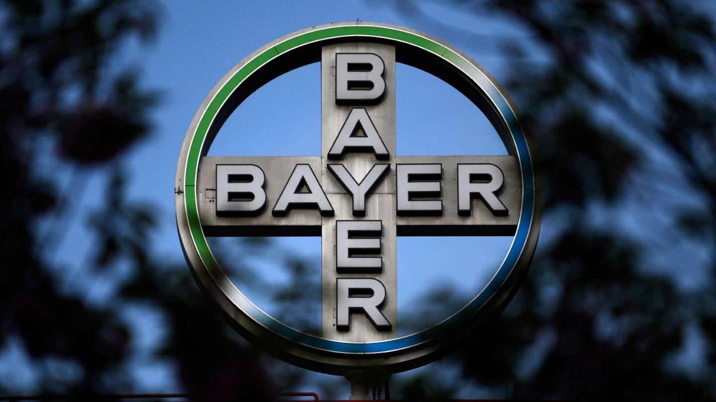 Umfrage unter Studenten: Naturwissenschaftler Die Nummer eins der Naturwissenschaftler ist Pharmariese Bayer, gefolgt von der Max-Planck-Gesellschaft und der Fraunhofer-Gesellschaft. Neben den Pharma- und Chemie-Konzernen BASF, Merck, Novartis und Roche stehen auch das Deutsche Zentrum für Luft- und Raumfahrt (DLR), das Bundesinstitut für Risikobewertung (BfR) und die European Space Agency (ESA) als Arbeitgeber hoch im Kurs. Naturwissenschaftler Die Nummer eins der Naturwissenschaftler ist Pharmariese Bayer, gefolgt von der Max-Planck-Gesellschaft und der Fraunhofer-Gesellschaft. Neben den Pharma- und Chemie-Konzernen BASF, Merck, Novartis und Roche stehen auch das Deutsche Zentrum für Luft- und Raumfahrt (DLR), das Bundesinstitut für Risikobewertung (BfR) und die European Space Agency (ESA) als Arbeitgeber hoch im Kurs.