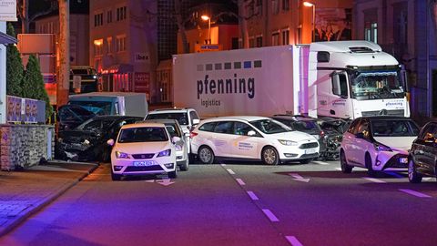 Ein Lastwagen ist im hessischen Limburg auf mehrere vor einer roten Ampel vor dem Landgericht stehende Fahrzeuge aufgefahren