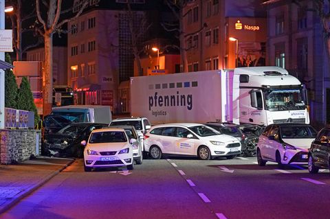 Ein Lastwagen ist im hessischen Limburg auf mehrere vor einer roten Ampel vor dem Landgericht stehende Fahrzeuge aufgefahren