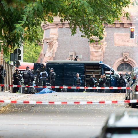 Polizei vor der Synagoge in Halle
