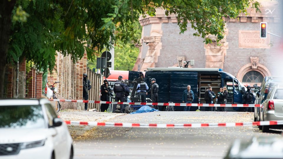 Polizei vor der Synagoge in Halle