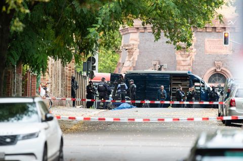 Polizei vor der Synagoge in Halle