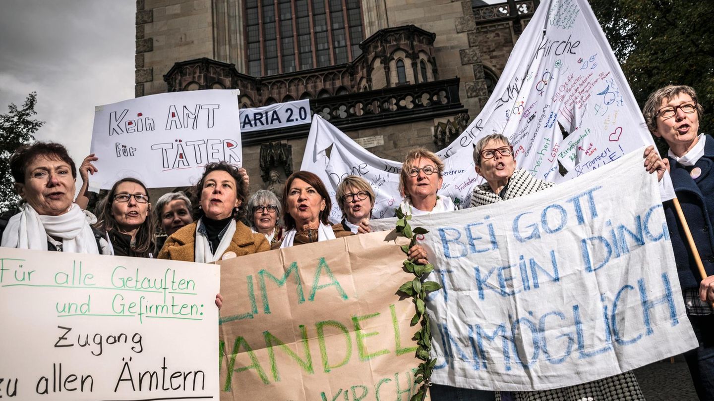 Katholikinnen fordern Priesteramt für Frauen und Gleichberechtigung
